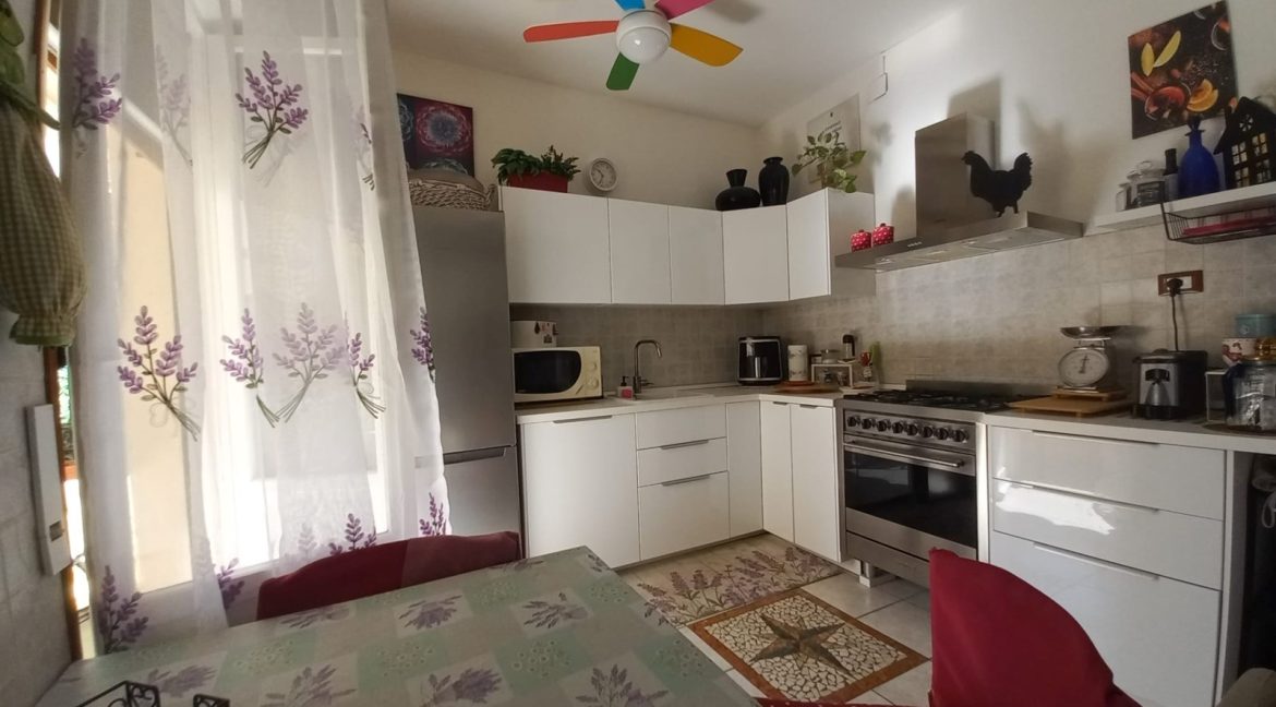 643929